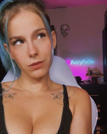 Avery petite leaked private photo uncensored HD quality