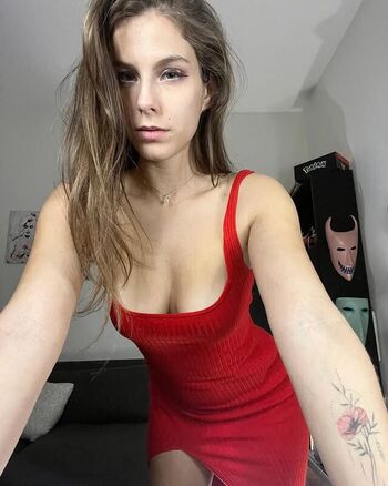 Avery petite leaked private photo uncensored HD quality