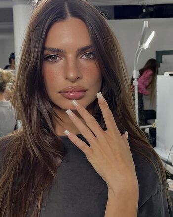 Emily ratajkowski  page leaked private photo uncensored HD quality