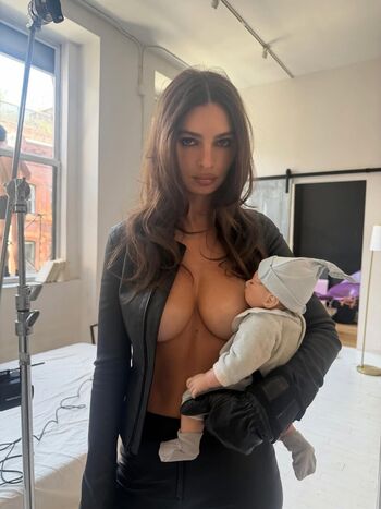 Emily ratajkowski  page leaked private photo uncensored HD quality