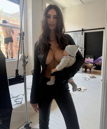Emily ratajkowski  page leaked private photo uncensored HD quality