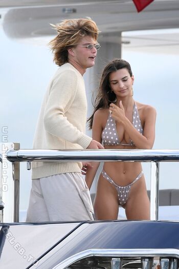 Emily ratajkowski  page leaked private photo uncensored HD quality