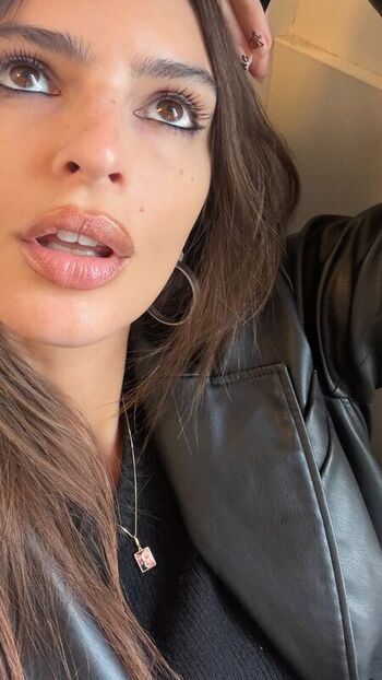 Emily ratajkowski  page leaked private photo uncensored HD quality
