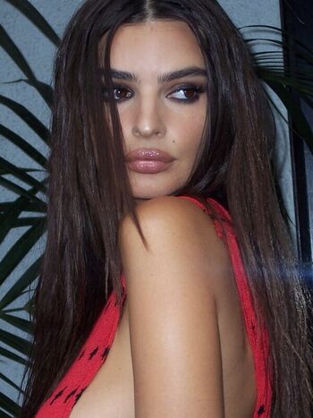 Emily ratajkowski  page leaked private photo uncensored HD quality