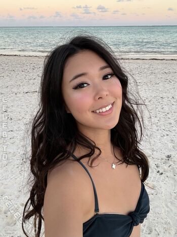 Extraemily page leaked private photo uncensored HD quality