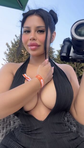 Iluvcinnie leaked private photo uncensored HD quality