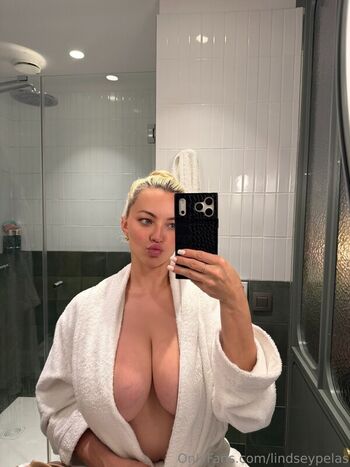 Lindsey pelas  page leaked private photo uncensored HD quality