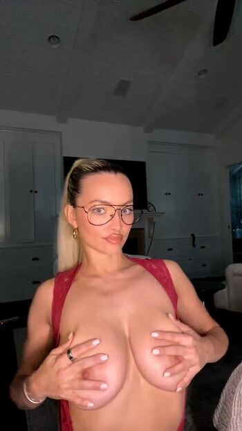 Lindsey pelas  page leaked private photo uncensored HD quality