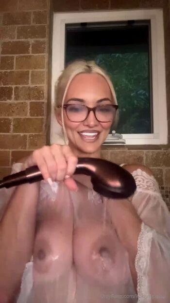 Lindsey pelas  page leaked private photo uncensored HD quality