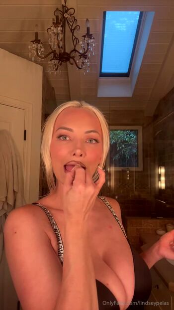 Lindsey pelas  page leaked private photo uncensored HD quality