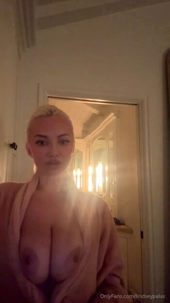 Lindsey pelas  page leaked private photo uncensored HD quality