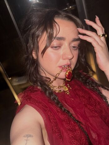 Maisie williams page leaked private photo uncensored HD quality