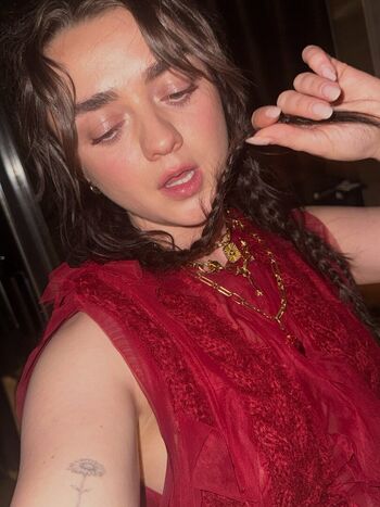 Maisie williams page leaked private photo uncensored HD quality