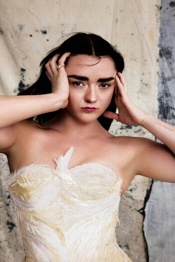 Maisie williams leaked private photo uncensored HD quality