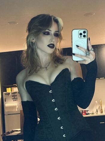 Maisielynnie leaked private photo uncensored HD quality