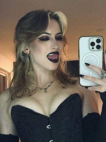 Maisielynnie leaked private photo uncensored HD quality