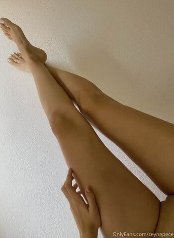 Masturbating with showing feet leaked private photo uncensored HD quality