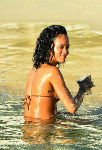 Rihanna  page leaked private photo uncensored HD quality