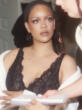 Rihanna  page leaked private photo uncensored HD quality
