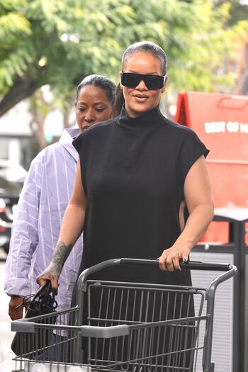 Rihanna  page leaked private photo uncensored HD quality