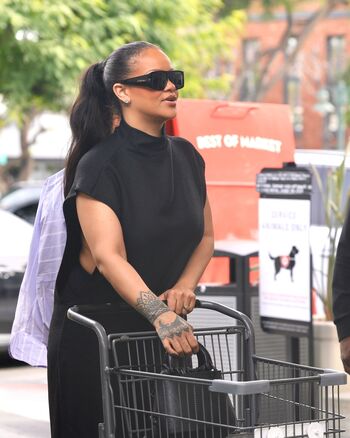 Rihanna  page leaked private photo uncensored HD quality