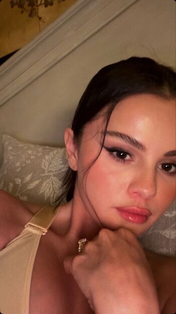 Selena gomez  page leaked private photo uncensored HD quality