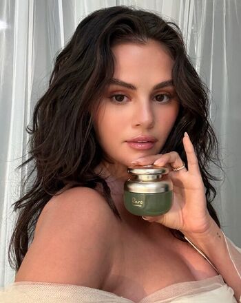 Selena gomez  page leaked private photo uncensored HD quality
