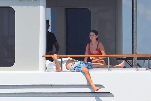 Selena gomez  page leaked private photo uncensored HD quality