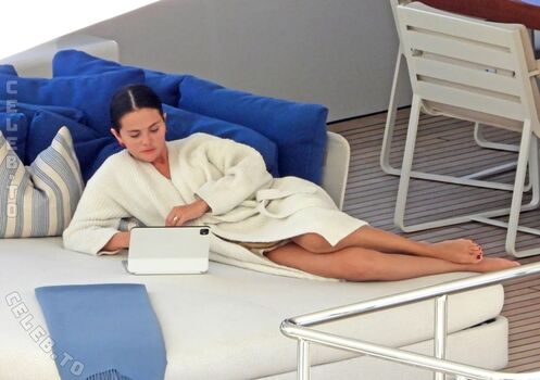 Selena gomez  page leaked private photo uncensored HD quality