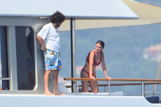 Selena gomez  page leaked private photo uncensored HD quality