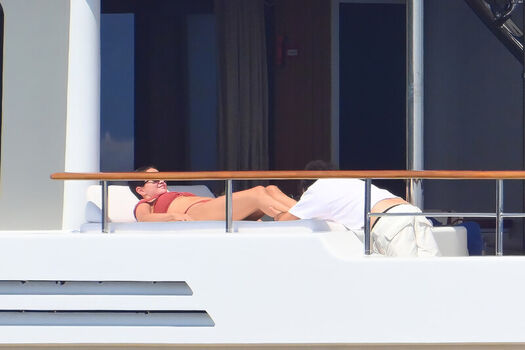 Selena gomez  page leaked private photo uncensored HD quality