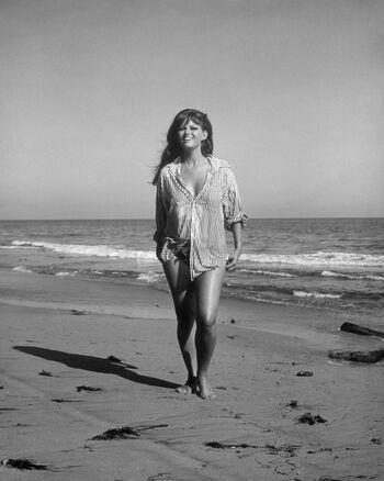 Vintage sexy celebs page leaked private photo uncensored HD quality