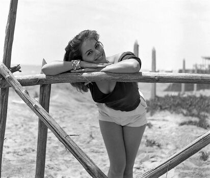 Vintage sexy celebs page leaked private photo uncensored HD quality