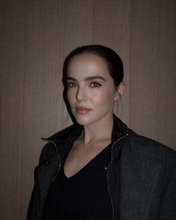 Zoey deutch page leaked private photo uncensored HD quality