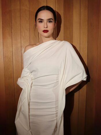 Zoey deutch page leaked private photo uncensored HD quality
